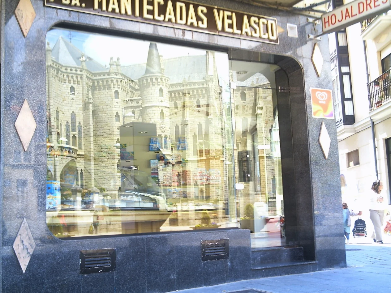 Confiteria Velasco fachada tienda.webp